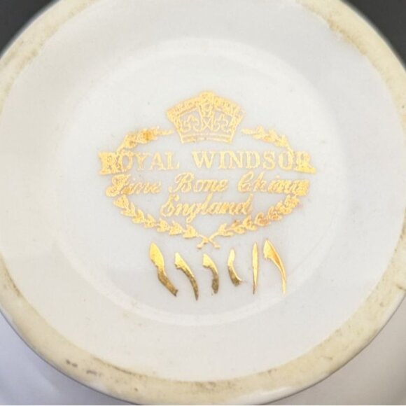 Royal Windsor Bone China Tea Cup Blue Floral Gold Trim Vintage England Teacup - Picture 11 of 11